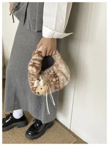 Bolso de mano de felpa sintética para mujer, bolso con estampado de ciervo y colgante de perrito.