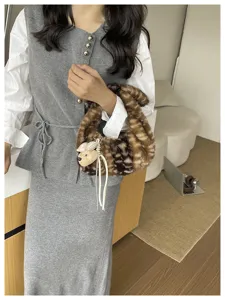 Bolso de mano de felpa de invierno con patrón de ciervo y colgante de animal para mujeres