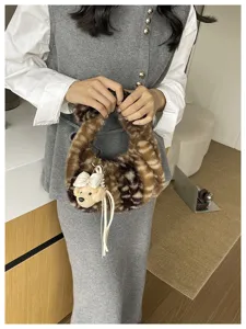Bolso de mano de felpa esponjosa chic con lindo dije de oso, bolsa pequeña de invierno suave mujer.