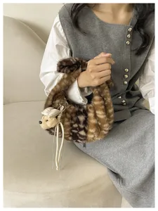 Bolso de mano de felpa para mujer otoño invierno bonito patrón de ciervo bolsa con osito.