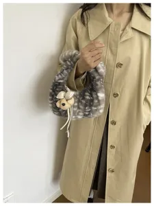 Bolso de peluche con estampado de ciervo, bolso hobo esponjoso con charm de oso elegante.