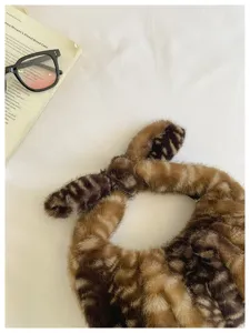 Bolso de mano de peluche con elegante patrón de ciervo y nudo moderno, ideal para el otoño.