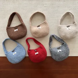 Gekritzelte Mini Handtasche mit Knebelknopf, süße Häkeltasche für Alltag und Kinder.