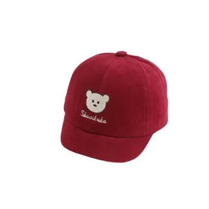 Bonita gorra de béisbol infantil visera corta roja sombrero de bebé con bordado de oso