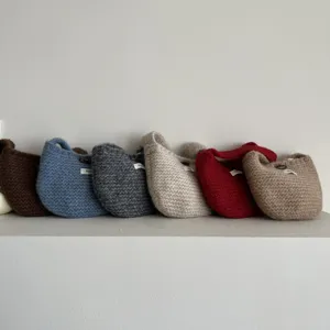 Koreanischer Strick-Minihandtasche mit weicher Wollstruktur und einem hübschen Hornknopf.