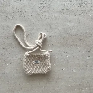 Mini sac bandoulière tricoté main pour femmes, joli sac téléphone en laine, beige.