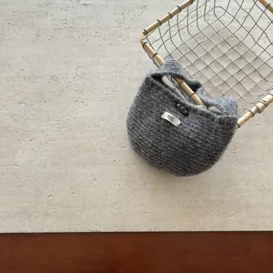 Koreanischer minimalistischer grauer Strick Mini Handtaschen Kinderbeutel mit Knopf.