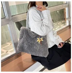 Detalle del bolso tote gris mullido, bolso de hombro de felpa de invierno con palmera.