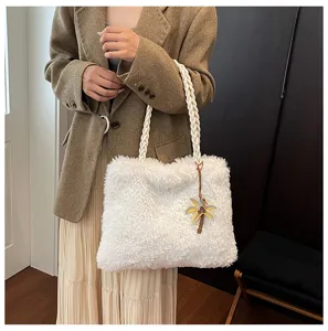 Bolso tote de felpa blanca elegante para mujer, bolso de invierno acogedor con asas trenzadas.