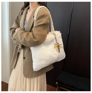 Bolso tote de felpa blanca suave chic con correa trenzada y colgante de palmera.