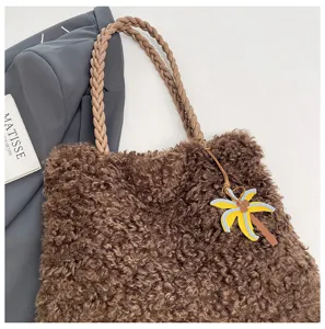 Bolso tote de felpa otoño invierno elegante bolso de hombro esponjoso con asa trenzada y colgante.