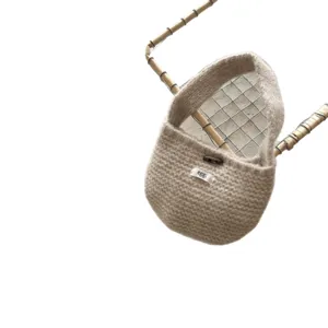 Koreanische minimalistische einfarbige Strick-Minihandtasche mit Hornknopf für Kinder.
