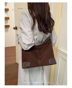 Retro suède schoudertas voor dames, grote stijlvolle okseltas met contraststiksels en rits.