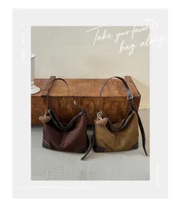 Stijlvolle suède schoudertas voor dames, klassiek design voor herfst dagelijkse commute.