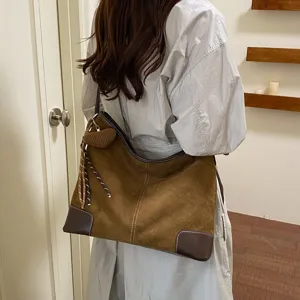 Bruine suède schoudertas voor dames, stijlvolle ruime shopper tas met leren hoeken.