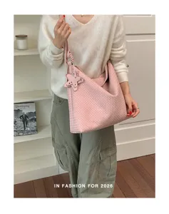 Roze geweven hobo schoudertas voor dames, stijlvolle casual shopper tote bag met sterrenhangertje.