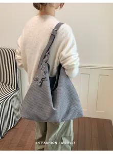 Grijs geweven leren hobo schoudertas casual grote shopper handtas met sterrenhanger.