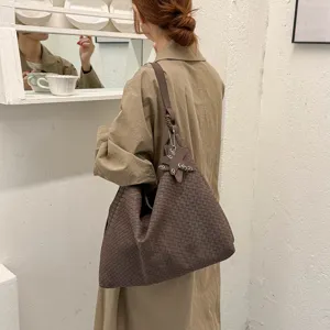 Chique geweven schoudertas voor dames, retro PU lederen tote bag voor dagelijks gebruik.