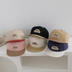 Vista detallada de gorras snapback de algodón lavado para niños en primavera.