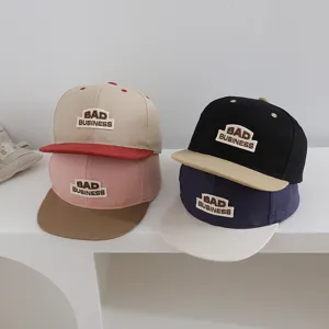 Detalle de la gorra de béisbol con visera plana de algodón lavado en color contrastado.