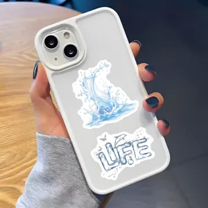 Vista dettagliata della custodia per cellulare bianca con adesivo a spruzzo d'acqua.