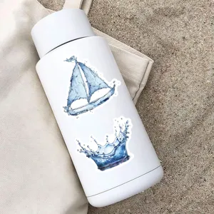 Bottiglia termica bianca con bellissimo design adesivo acquerello di barca a vela.