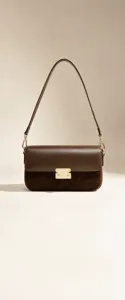 Sac baguette sous les bras en cuir élégant, vue détail sac à main rétro pour femmes.