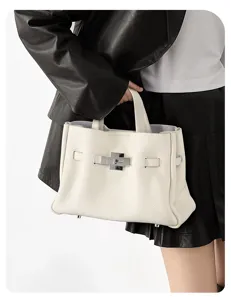 Vue détaillée du sac à main en cuir blanc, texture premium, élégant fermoir tournant.