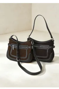 Vue détaillée du sac porté épaule pour femme en cuir véritable avec coutures contrastées.