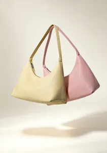 Dettaglio borsa a spalla hobo in vera pelle, elegante design di borsa sottobraccio femminile.