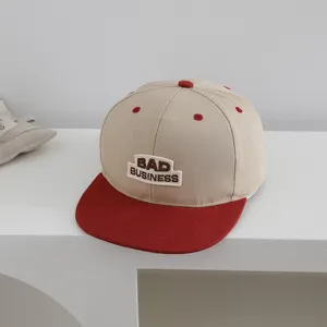 Gorra de béisbol de ala plana para niños, elegante corona beige con visiera roja y parche.