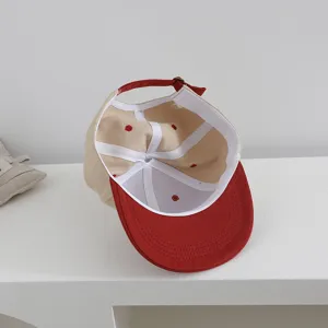 Detalle interior de gorra de béisbol para niños, algodón lavado bicolor, correa ajustable.