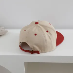 Vista detallada de la gorra de béisbol de algodón lavado para niños, parte trasera.