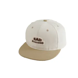 Gorra de béisbol de ala plana de algodón lavado colorblock para niños, vista frontal.