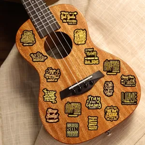 Vista dettagliata di adesivi impermeabili giallo neon con versi biblici su ukulele.