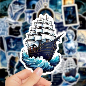 Waterdichte nautische zeilboot sticker detail, perfect voor het versieren van flessen en bekers.