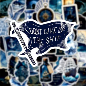 Lost at sea nautische sticker detailweergave, blauwe vlag met zwaard en citaat voor decor.