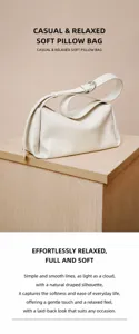Vista detallada del bolso de hombro blanco de cuero genuino, diseño suave y casual.