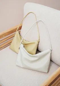 Sac à épaule minimaliste en cuir véritable pour femme, sac hobo souple aux couleurs élégantes.