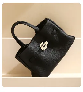 Sac à main élégant en cuir noir, design fourre-tout classique avec serrure en métal pour femmes.