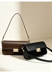 Détail de sac porté épaule en cuir élégant, empiècement suédé et fermoir métallique chic.