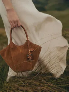 Sac cabas en daim marron pour femme, grand sac élégant avec pendentif pomme de pin.