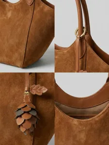 Sac cabas en daim marron avec pendentif pomme de pin en cuir et anses, sac bandoulière élégant.