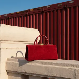 Rode suède handtas schoudertas, retro gestructureerde baguette tas met metalen sluiting.