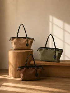 Grote schoudertas van zacht suède leer voor dames, stijlvolle shopper met chique metalen details.