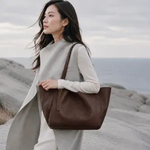 Grand sac cabas marron pour femme, élégant sac porté épaule pour le travail quotidien.