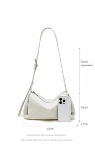 Detalle de bolso de hombro de cuero genuino blanco, bolso cruzado grande para el trabajo