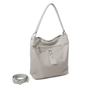 Bolso de hombro de cuero gris claro, gran bolso tote casual para trabajo con correa ajustable.