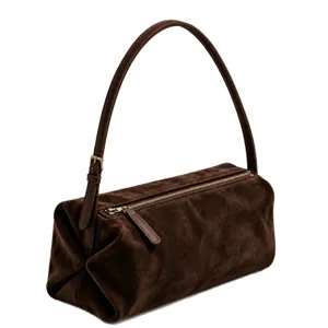 Bolso de hombro elegante de ante marrón para mujer, bolso cilíndrico minimalista vista principal.