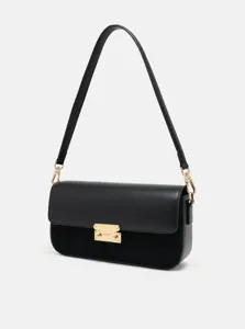 Détail de sac porté épaule baguette en cuir noir avec élégantes boucles métalliques dorées.